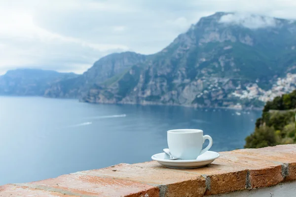 海側の端にコーヒーのカップ。白の cu の水平方向のビュー — ストック写真