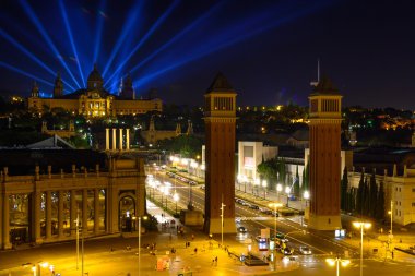 Barcelona, İspanya - Haziran 6: Aydınlatılmış binalar ve sokaklarda 