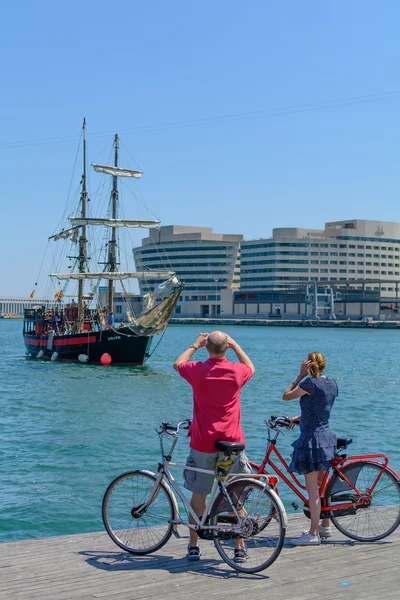 Barcelona, España - 6 de junio: Barco tradicional sobre el mar el 6 de junio , — Foto de Stock