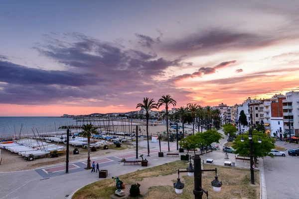 Sitges, España - 10 de junio: Vista con playa y paseo marítimo de España —  Fotos de Stock