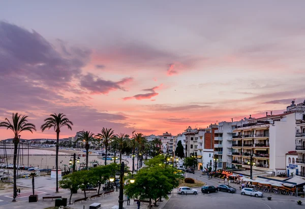 Sitges, España - 10 de junio: Vista con playa de España, edificios y pr —  Fotos de Stock