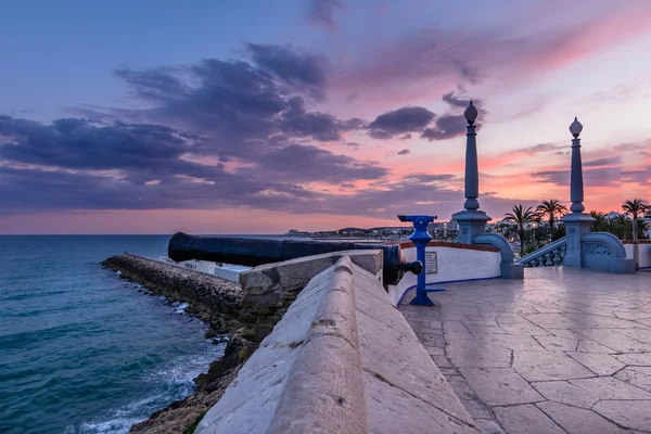 Sitges, Španělsko - 10. června: Perspektivní pohled s cliff 6.června, — Stock fotografie