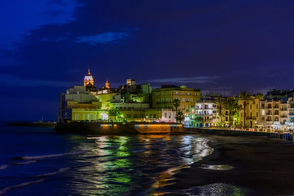 Sitges, España - 10 de junio: Mar iluminado y edificios en —  Fotos de Stock