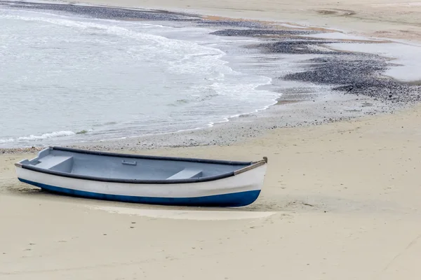 Barco en la playa —  Fotos de Stock