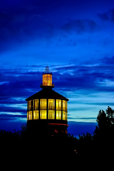 Torre de fogo à noite — Fotografia de Stock