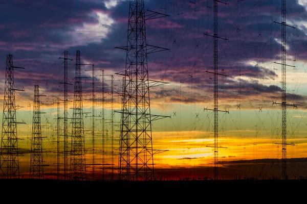 Líneas eléctricas en el atardecer — Foto de Stock