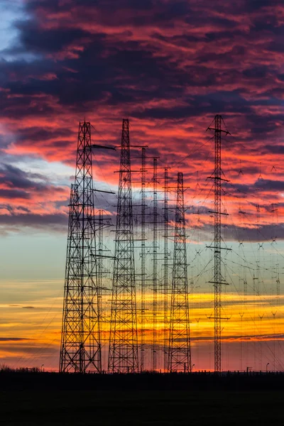 Linee elettriche nel crepuscolo — Foto Stock