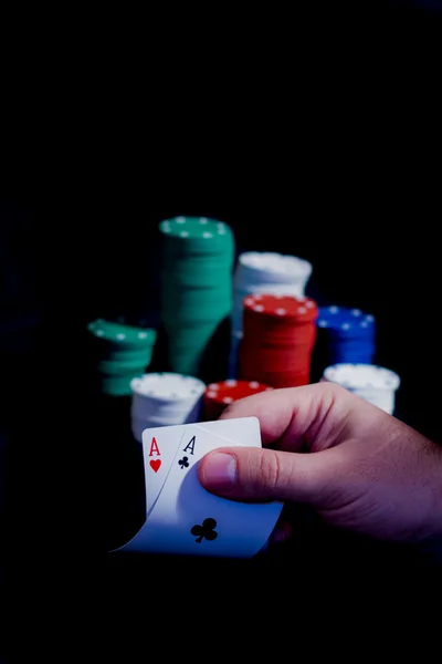 Cartões de casino e fichas isoladas em preto — Fotografia de Stock
