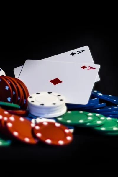 Cartões de casino e fichas isoladas em preto — Fotografia de Stock