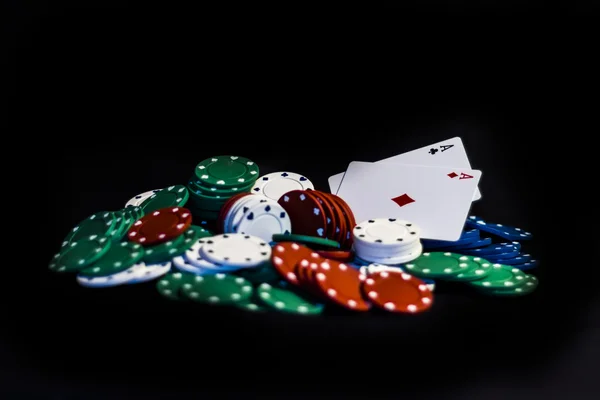 Tarjetas de casino y fichas aisladas en negro — Foto de Stock