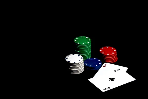 Картки і фішки казино ізольовані на чорному — стокове фото