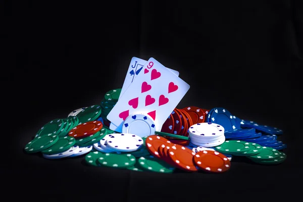 Casino chips en speelkaarten — Stockfoto