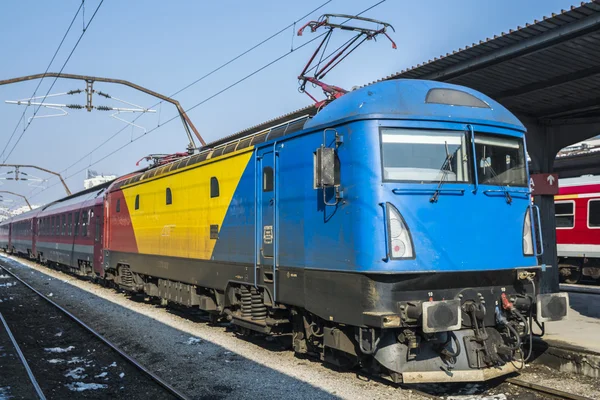 Red, yellow and blue locomotive in Bucharest North train station — Stock Photo, Image