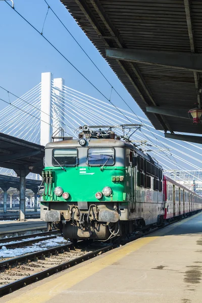 Locomotiva verde e vagões vermelhos em Bucareste Estação Ferroviária Norte — Fotografia de Stock