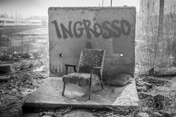 Παλιά vintage καρέκλα πάνω από ένα γκράφιτι τοίχο σε μαύρο και άσπρο — Φωτογραφία Αρχείου