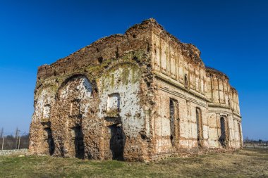 Antik kilise yığma tuğla duvarlarla mahveder. Chiajna