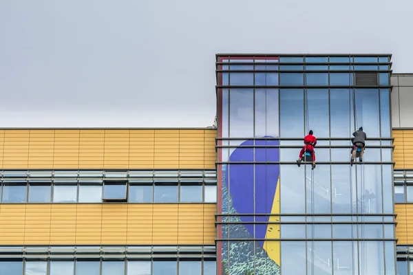 Dva muži čištění kancelářská budova — Stock fotografie