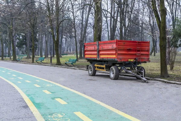 Kırmızı Belediyesi römork sokak park bakım için hazır