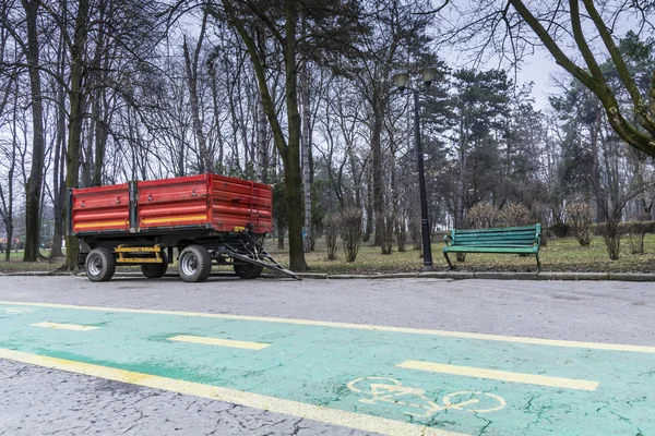 Kırmızı Belediyesi römork sokak park bakım için hazır — Stok fotoğraf