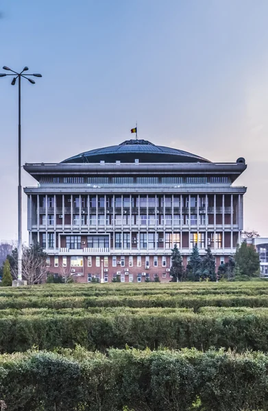 Boekarest, Roemenië-circa maart 2015: "POLITEHNICA" Universiteit van Boekarest hoofdgebouw, Boekarest circa maart 2015. Grootste technische universiteit in Roemenië met 25,000 studenten — Stockfoto