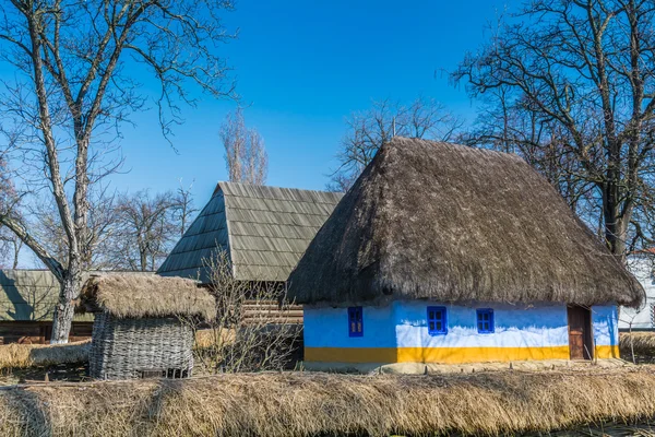 Authentic Romanian village house covered with straws and built with natural bio materials in traditional architecture — Stock Photo, Image