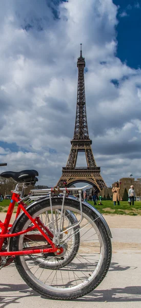 Задня червоний велосипедне над Ейфелева вежа на фоні в Парижі Франції — стокове фото