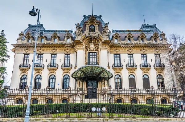 El edificio histórico de la entrada del Museo George Enescu en Bucarest — Foto de Stock