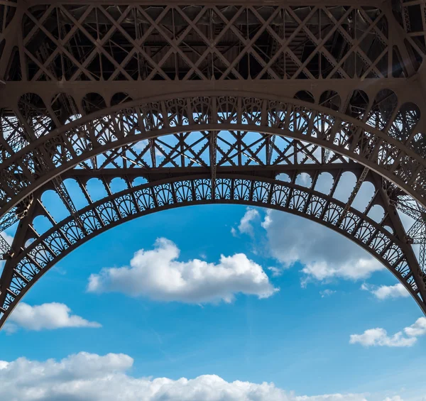 Torre Eiffel closeup armação arco sobre céu azul nublado em Paris França — Fotografia de Stock