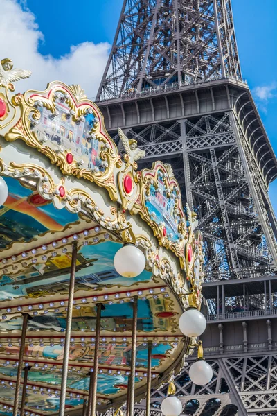 Carrossel colorido sobre a Torre Eiffel em Paris França — Fotografia de Stock