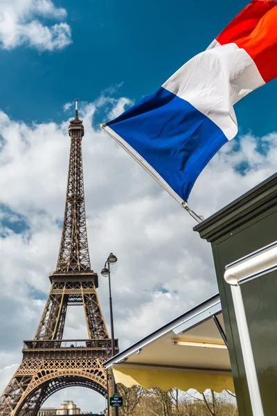 Прапор Франції над Синє небо хмарно і Ейфелевої башти в Парижі — стокове фото
