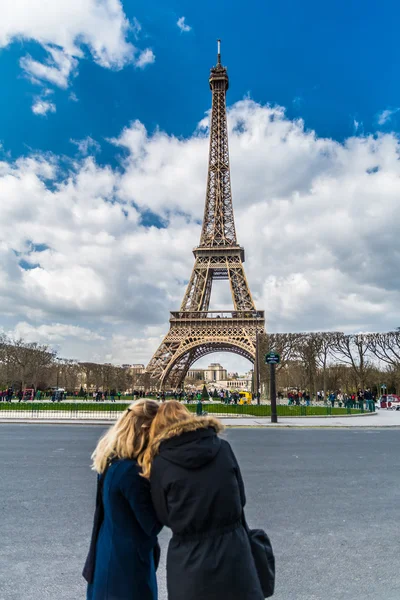 Twee wazig blondjes toeristische meisjes silhouet over de Eiffeltoren in Parijs Frankrijk — Stockfoto