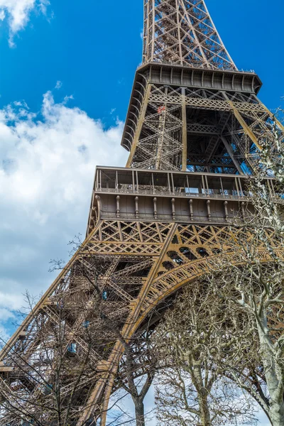 A torre Eiffel sobre o céu azul e nuvens brancas na primavera — Fotografia de Stock