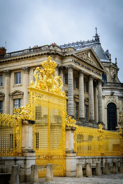 Portão dourado do palácio de Versalhes na França — Fotografia de Stock
