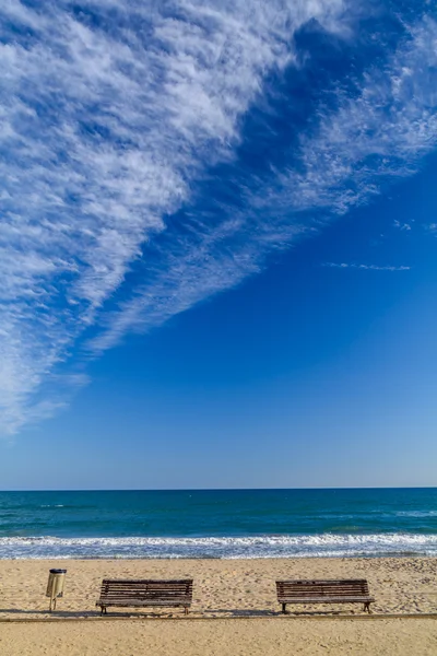 Bancos na paisagem de praia arenosa em Tarragona Espanha — Fotografia de Stock