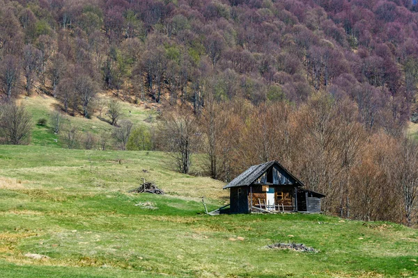 Cabană izolată pe deal, în mijlocul naturii — Fotografie, imagine de stoc