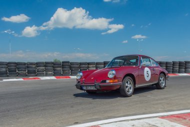 Bucharest, Romanya - 11 Temmuz 2015: Retromobil Grand Prix 2015. Eski vintage retro araba ralli Crevedia Titi Aur devre üzerinde.