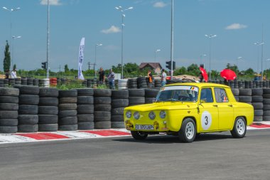 Bucharest, Romanya - 11 Temmuz 2015: Retromobil Grand Prix 2015. Eski vintage retro araba ralli Crevedia Titi Aur devre üzerinde.