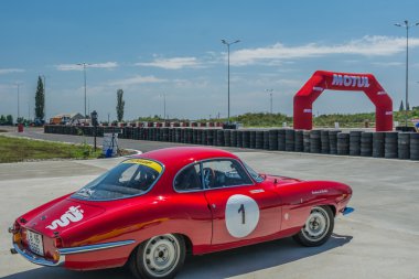 Bucharest, Romanya - 11 Temmuz 2015: Retromobil Grand Prix 2015. Eski vintage retro araba ralli Crevedia Titi Aur devre üzerinde.