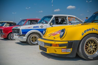 Bucharest, Romanya - 11 Temmuz 2015: Retromobil Grand Prix 2015. Eski vintage retro araba ralli Crevedia Titi Aur devre üzerinde.