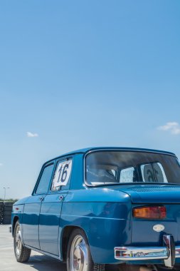 Bucharest, Romanya - 11 Temmuz 2015: Retromobil Grand Prix 2015. Eski vintage retro araba ralli Crevedia Titi Aur devre üzerinde.