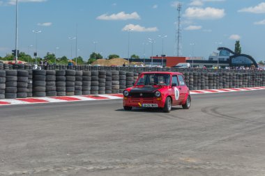 Bucharest, Romanya - 11 Temmuz 2015: Retromobil Grand Prix 2015. Eski vintage retro araba ralli Crevedia Titi Aur devre üzerinde.