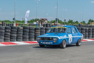 Bucharest, Romanya - 11 Temmuz 2015: Retromobil Grand Prix 2015. Eski vintage retro araba ralli Crevedia Titi Aur devre üzerinde.