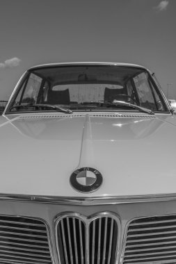 Bucharest, Romanya - 11 Temmuz 2015: Retromobil Grand Prix 2015. Eski vintage retro araba ralli Crevedia Titi Aur devre üzerinde.