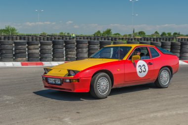 Bucharest, Romanya - 11 Temmuz 2015: Retromobil Grand Prix 2015. Eski vintage retro araba ralli Crevedia Titi Aur devre üzerinde.