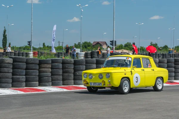 Bucarest, Rumania - 11 de julio de 2015: Gran Premio de Retromobil 2015. Antiguo rally de coches retro vintage en el circuito de Titi Aur en Crevedia . — Foto de Stock