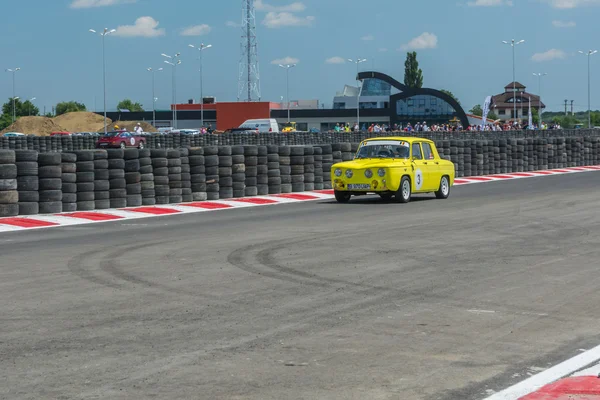 Bukurešť, Rumunsko - 11 července 2015: Retromobil Grand Prix roku 2015. Staré retro veteránem rally na okruhu Titi Aur na Crevedia. — Stock fotografie