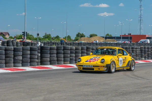 Bucarest, Roumanie - 11 juillet 2015 : Grand Prix Retromobil 2015. Vieux rallye de voiture rétro vintage sur le circuit Titi Aur à Crevedia . — Photo