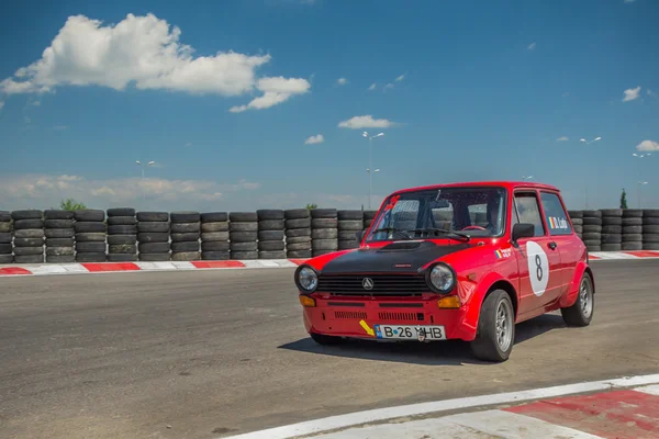 Bucharest, Roemenië - 11 juli 2015: Retromobil Grand Prix 2015. Oude vintage retro Autorally op Titi Aur circuit op Crevedia. — Stockfoto