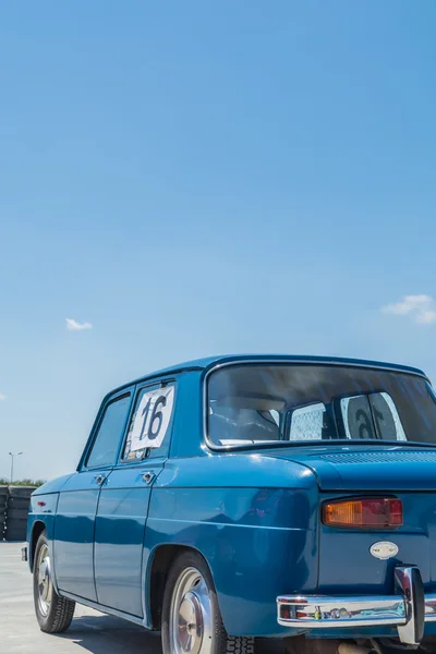 Bucharest, Roemenië - 11 juli 2015: Retromobil Grand Prix 2015. Oude vintage retro Autorally op Titi Aur circuit op Crevedia. — Stockfoto