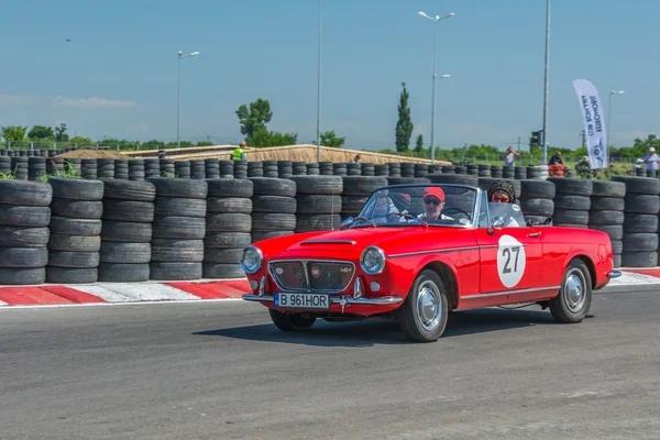 Bucharest, Roemenië - 11 juli 2015: Retromobil Grand Prix 2015. Oude vintage retro Autorally op Titi Aur circuit op Crevedia. — Stockfoto